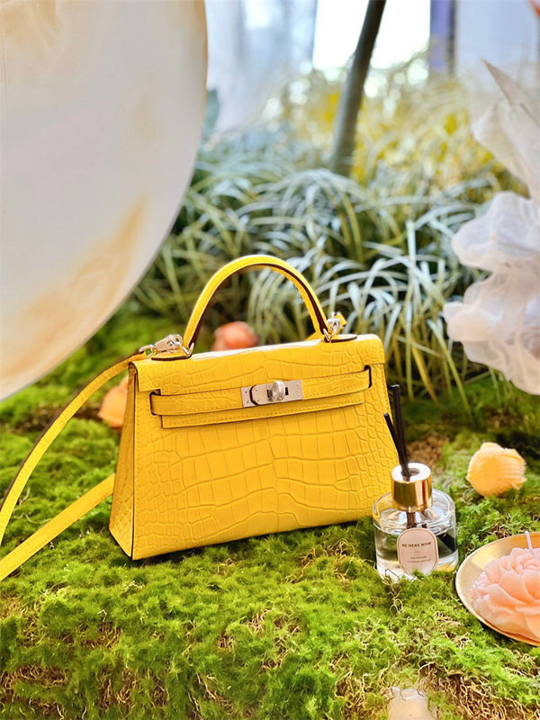  effortless carryall bag styled with outfit
