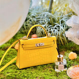  effortless carryall bag styled with outfit