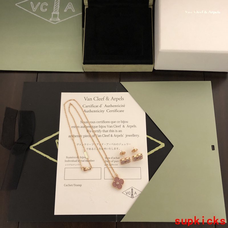Side view of Van Cleef & Arpels unisex jewelry piece