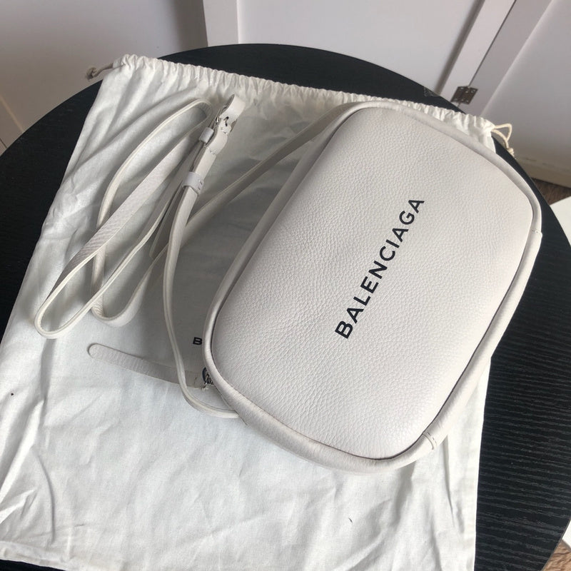 Front view of everyday-luxe signature women's handbag – women's designer-style accessory