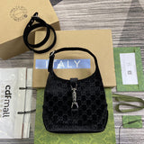 Side profile of polished modern women's handbag – women's everyday handbag