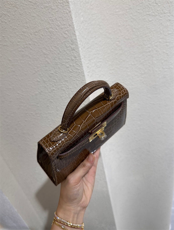  minimalist everyday bag detail view showing craftsmanship 8