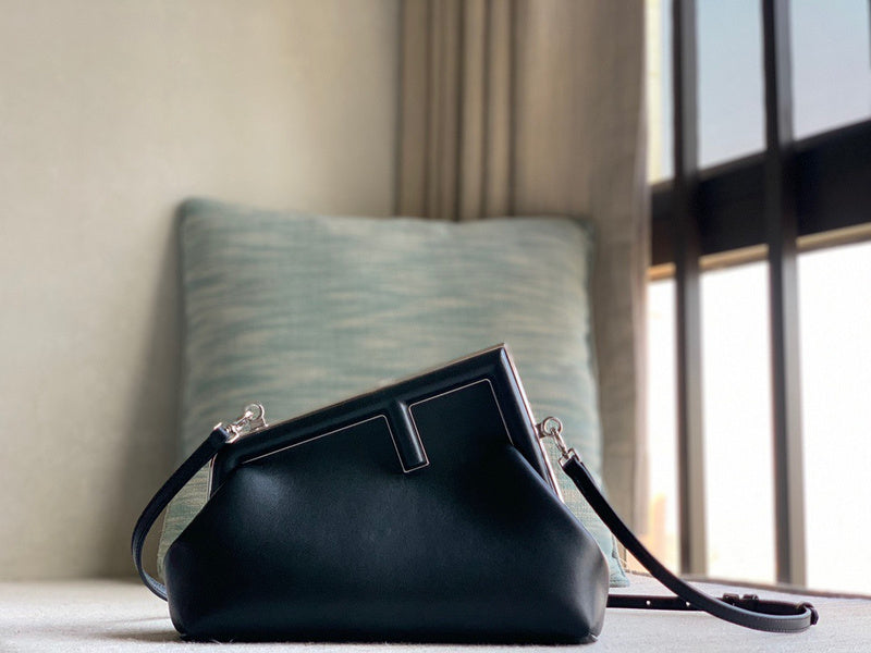 Ziva's Charm handbag – product shot (26cm*9.5cm*18cm)