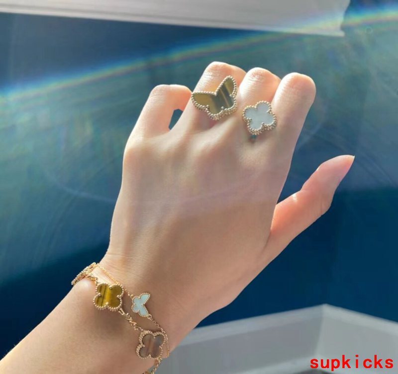Full view of Van Cleef & Arpels unisex jewelry piece