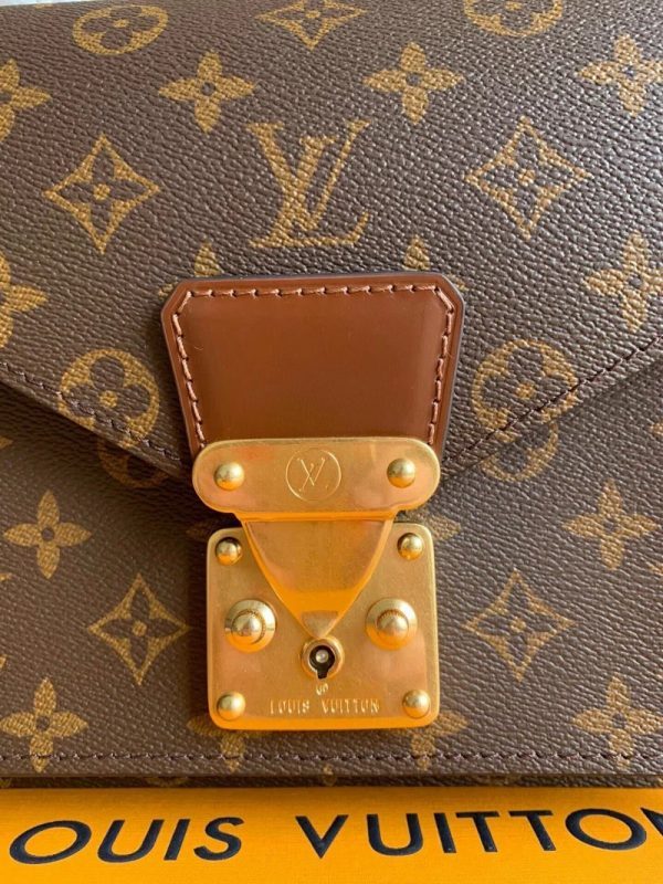 Styled lifestyle shot of everyday-luxe sleek women's handbag – women's everyday handbag