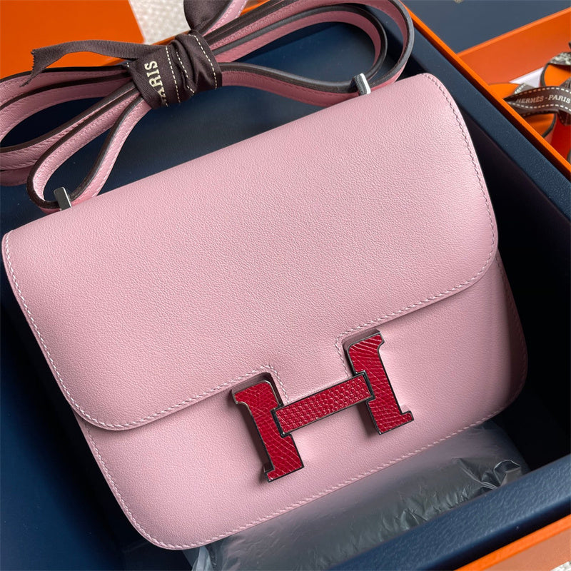 Streamlined handbag styled for everyday wear