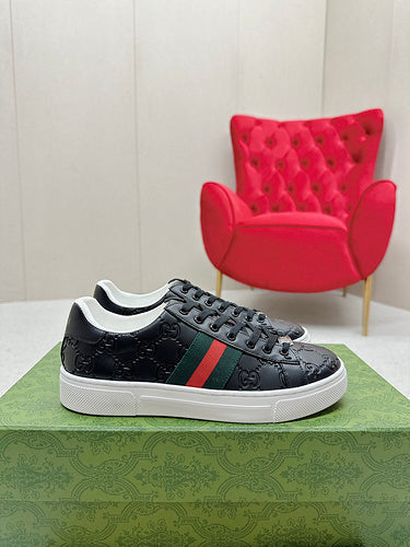Gucci Casual sneakers in classic monochrome heritage-inspired look front view