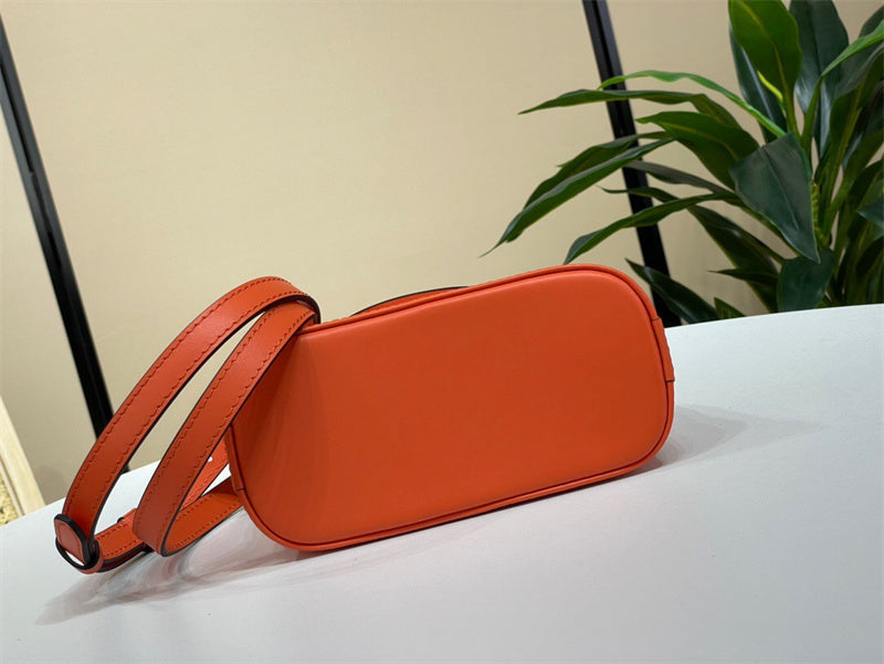  Refined top-handle bag carried on shoulder 16