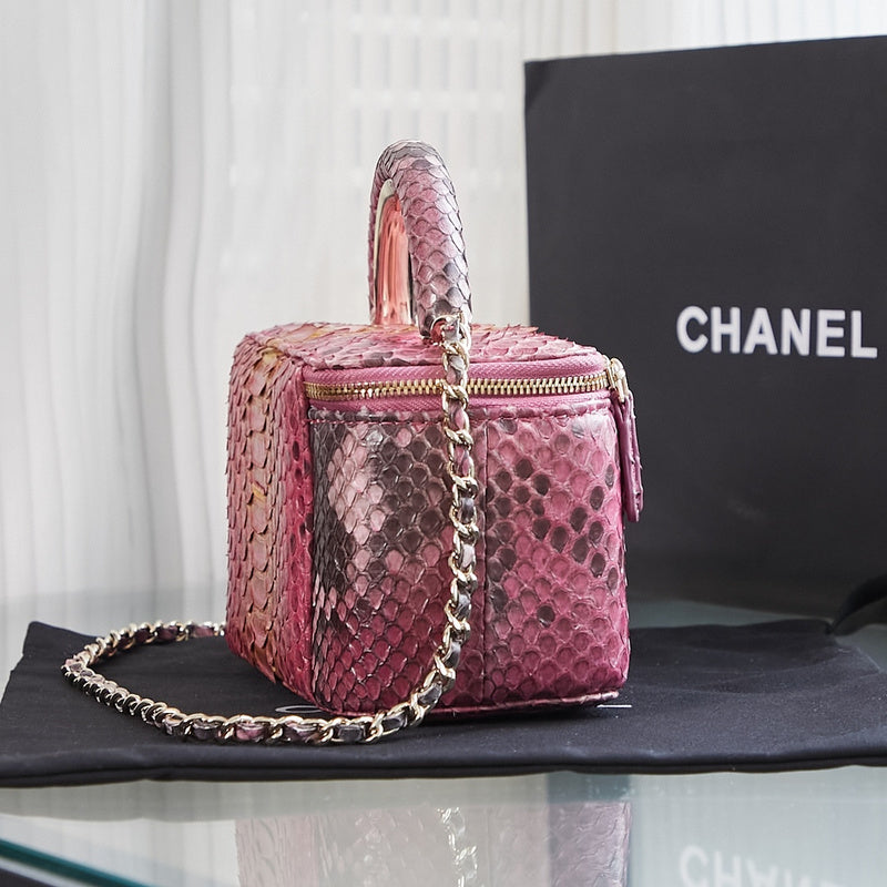 Ziva's Charm handbag – detail view (one versatile size)