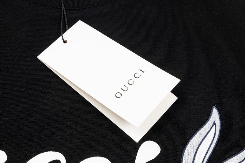 Full styled look of Louis Vuitton cotton t-shirt with logo-detail design