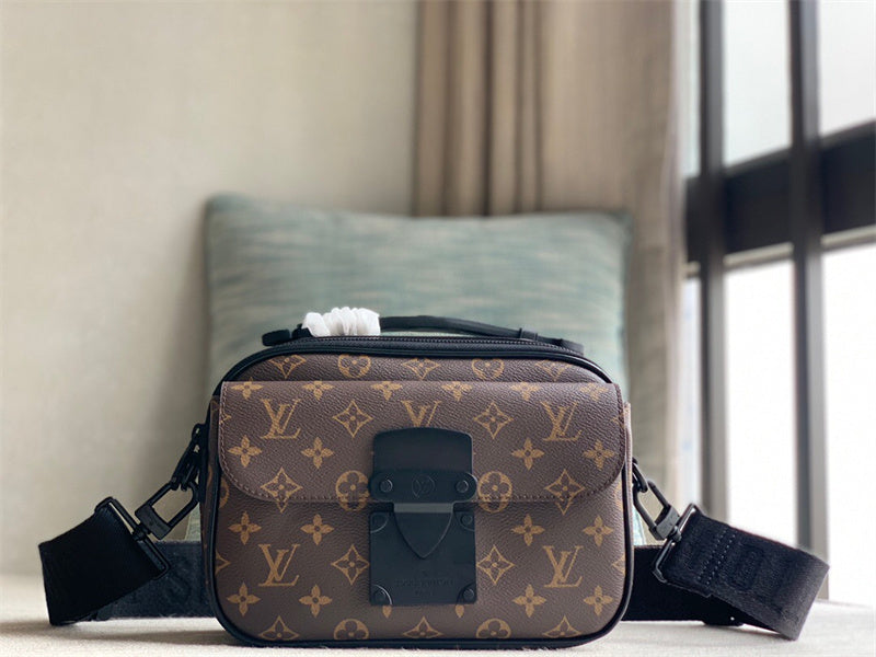  modern everyday bag detail view showing craftsmanship
