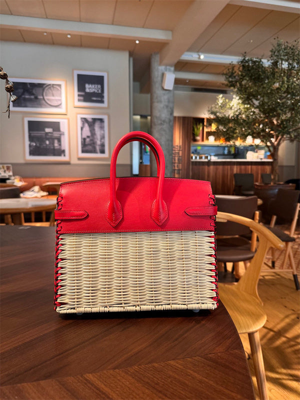 Fluid handbag styled for everyday wear