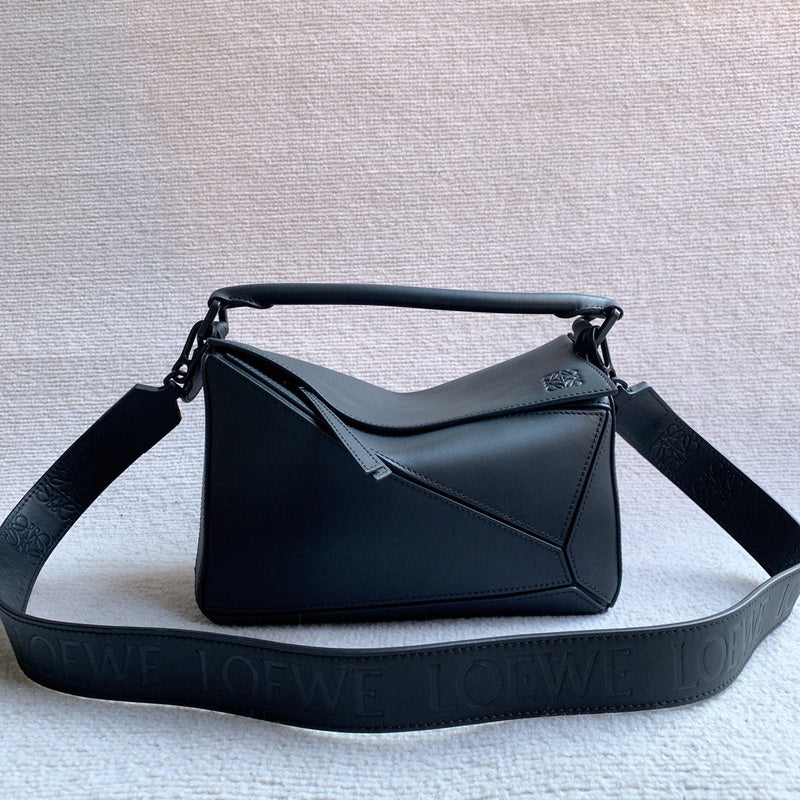 Ziva's Charm handbag – close-up view (24cm*16cm*10cm)