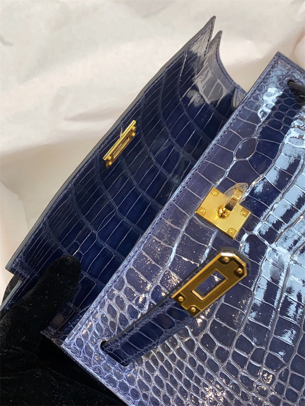  smart carryall bag detail view showing craftsmanship 38