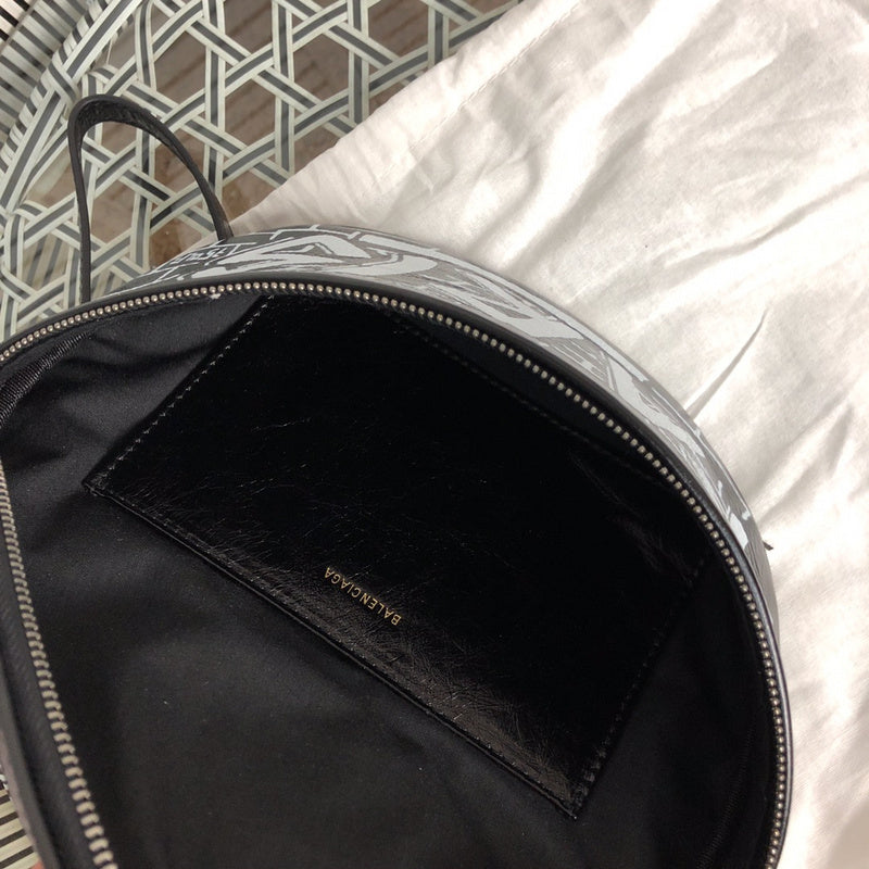 Side profile of structured everyday-luxe women's handbag – women's designer-style accessory