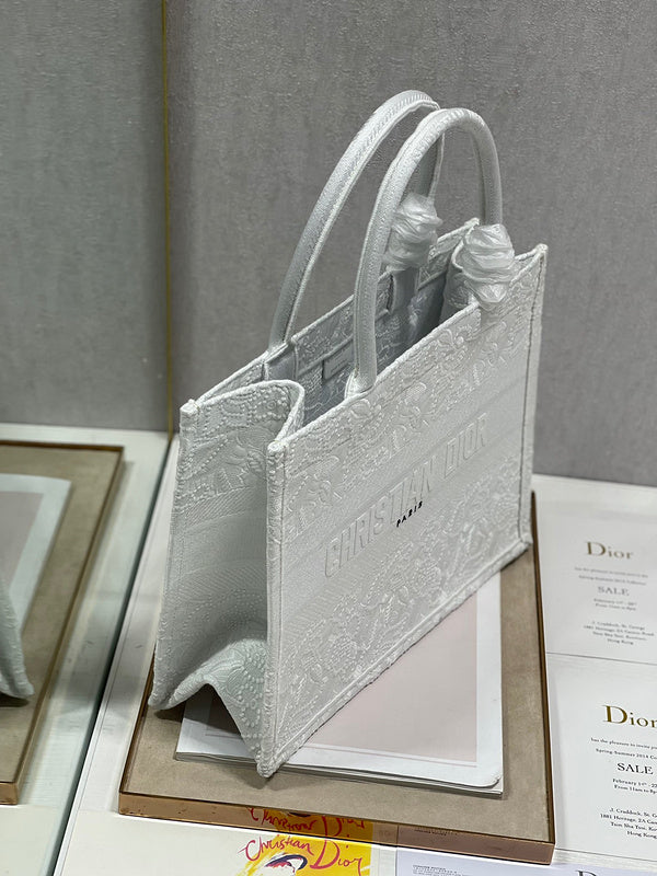 Front view of everyday-luxe signature women's handbag – women's premium purse