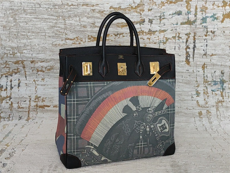 chic everyday bag detail view showing craftsmanship