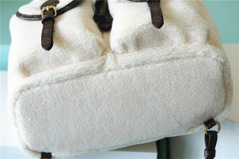 Chic tote bag carried on shoulder