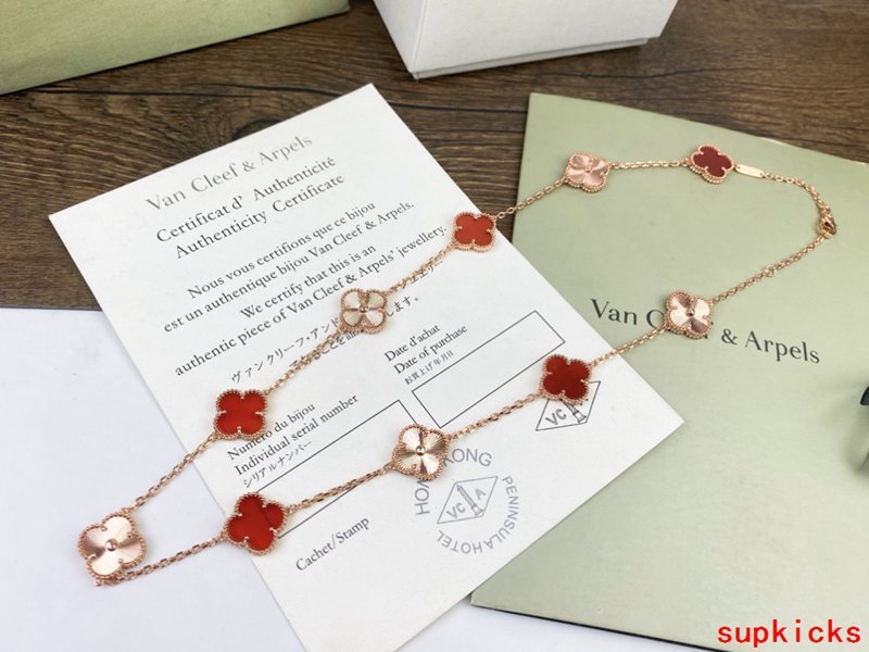 Full view of Van Cleef & Arpels unisex jewelry piece