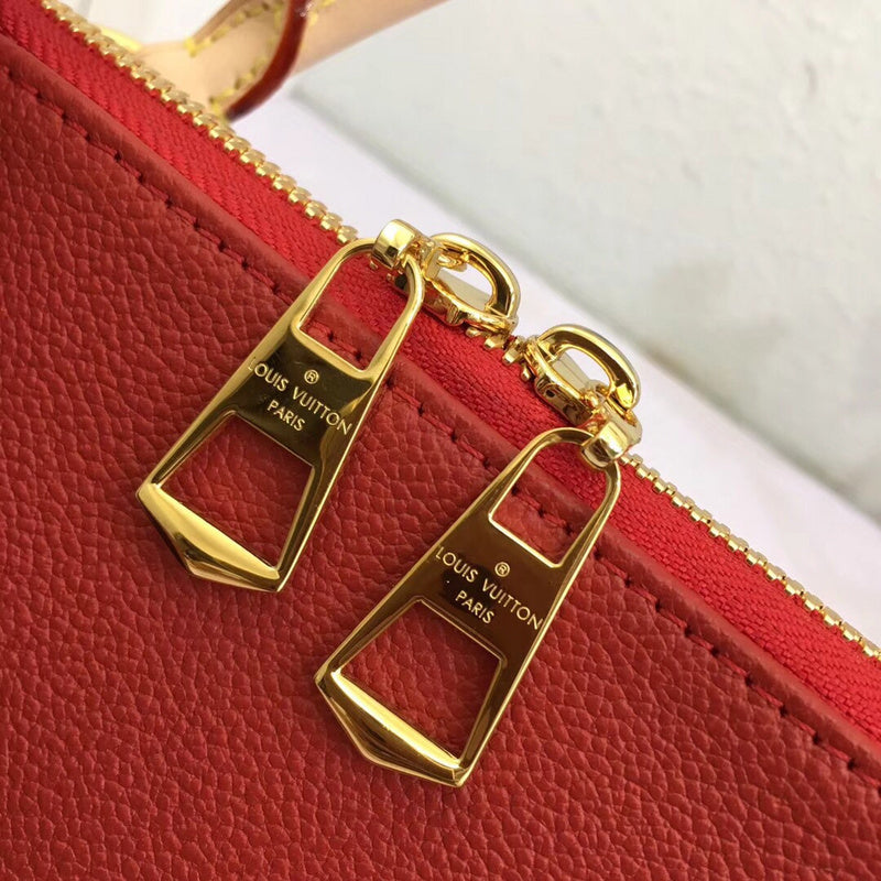 Handle and strap detail of statement everyday-luxe women's handbag – women's premium purse