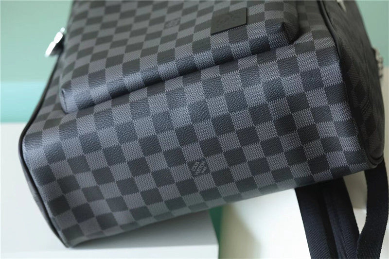  Classic handbag carried on shoulder 10