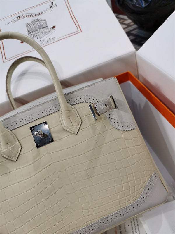  structured bag interior and compartment view
