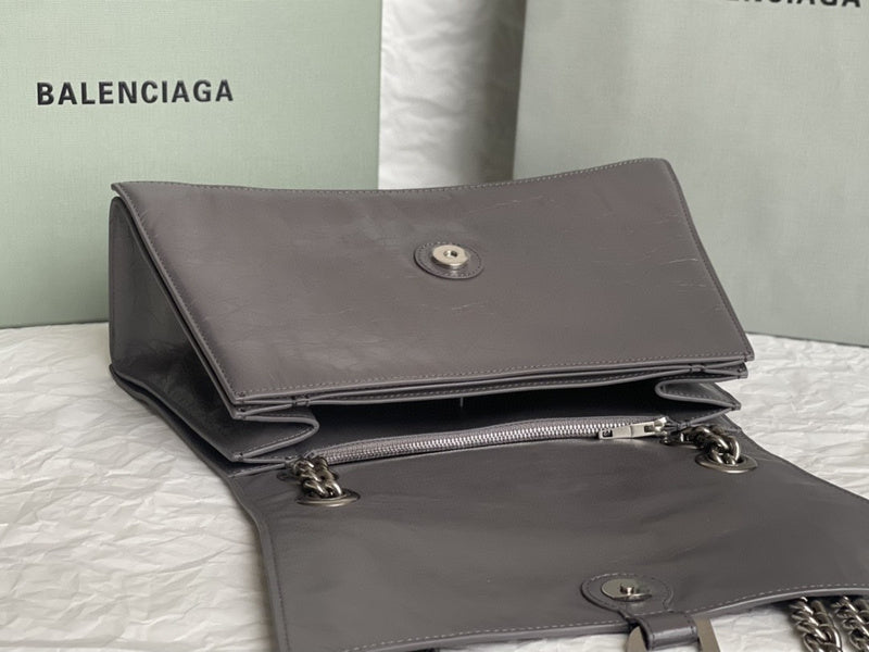 Zivas Charm Chic Craftsmanship Fashion Handbag (Elevated Accessory Essential) – Close-Up Detail