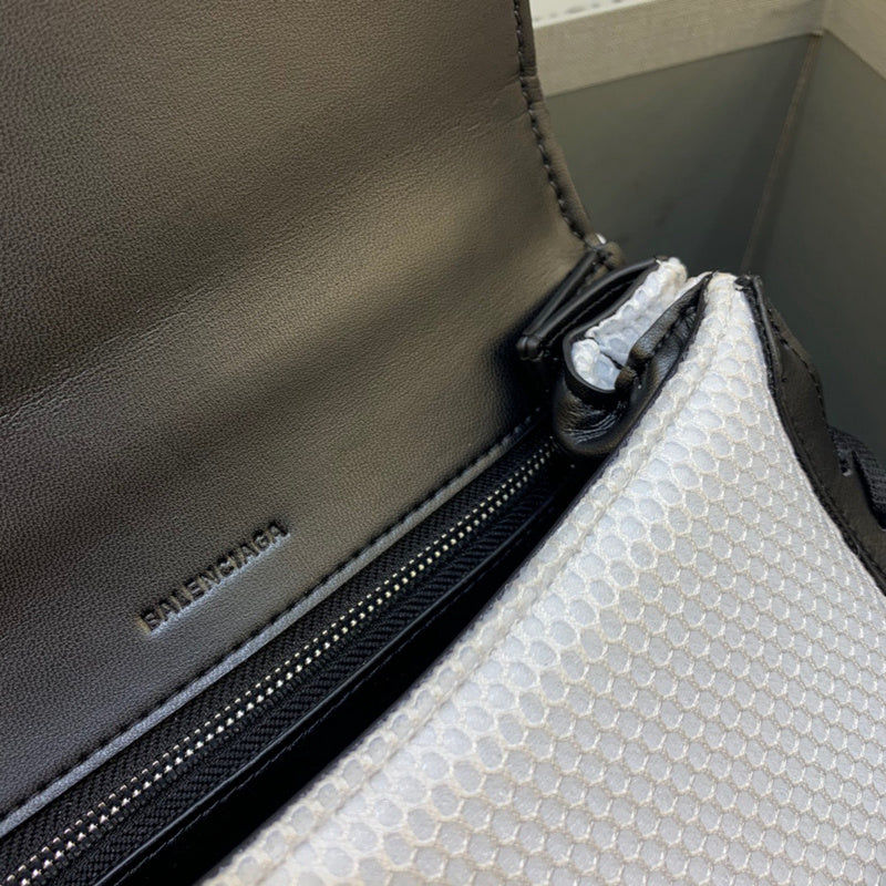 Sleek Vegan Leather Handbag - Versatile Everyday Design | Women's Premium Handbag #331 - texture close-up (image 9) of designer-inspired handbag