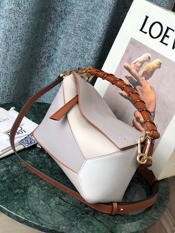 Ziva's Charm handbag – detail view (24cm*10.5cm*16cm)