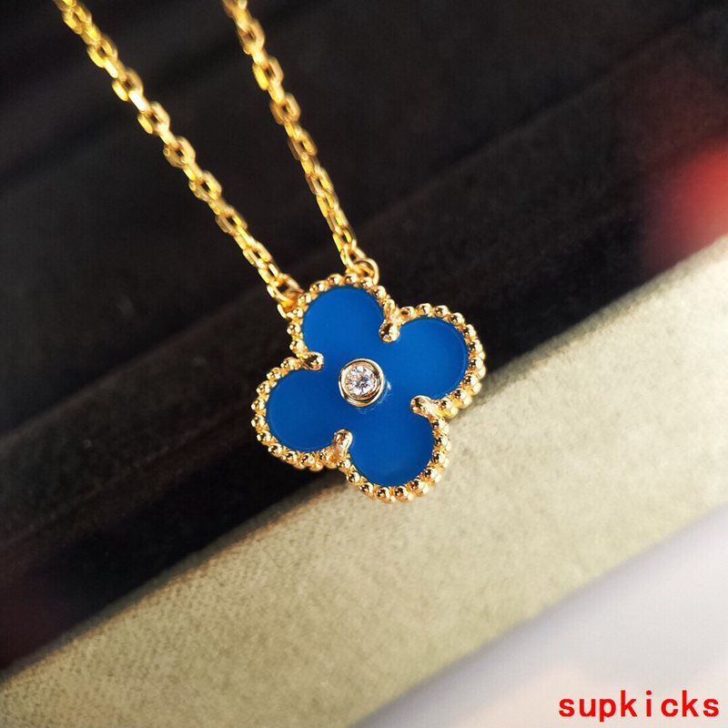 Angled view of Van Cleef & Arpels unisex jewelry piece