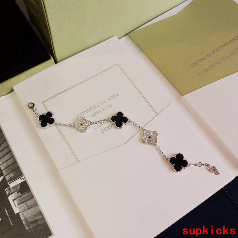 Front view of Van Cleef & Arpels unisex jewelry piece