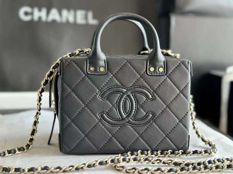 Zivas Charm Streamlined Design Everyday Handbag (Elevated Daily Companion) – Close-Up Detail