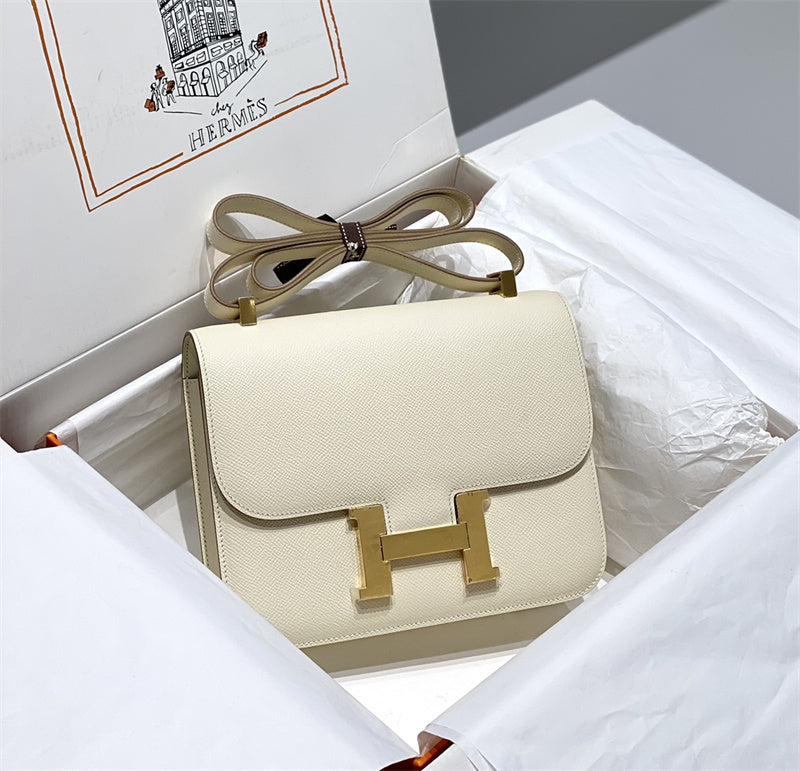 Streamlined handbag styled for everyday wear