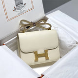 Streamlined handbag styled for everyday wear