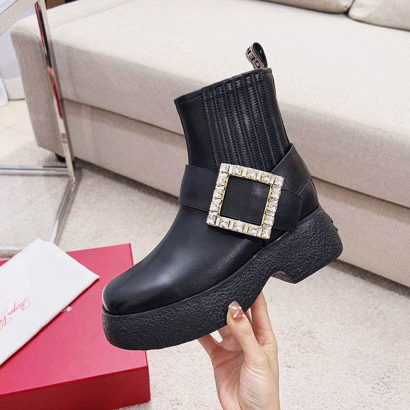 Three-quarter angle view of Roger Vivier luxury piece style No.054