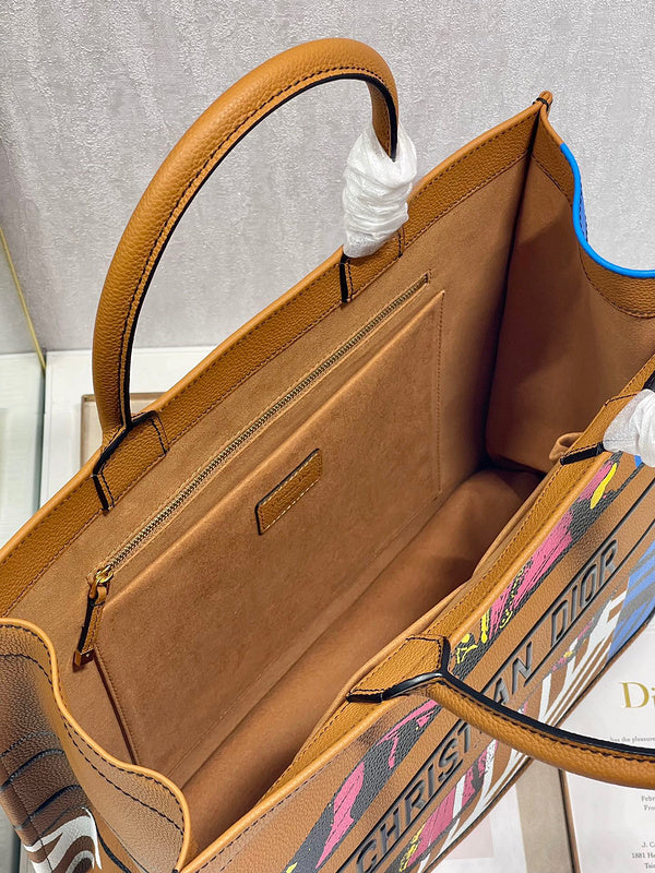 Close-up detail of everyday-luxe signature women's handbag – women's premium purse