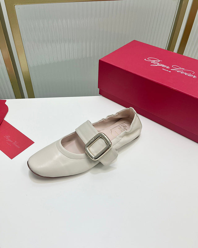 Three-quarter angle view of Roger Vivier luxury piece style No.082