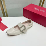 Three-quarter angle view of Roger Vivier luxury piece style No.082