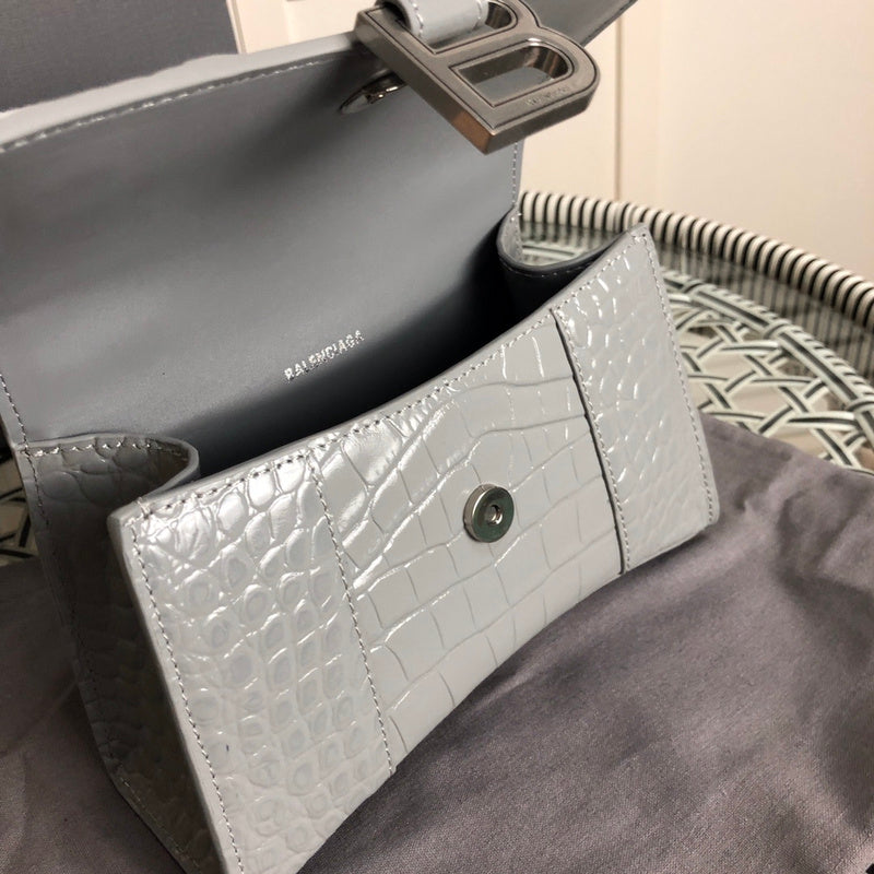 Front view of signature chic women's handbag – women's luxury accessory