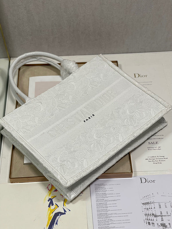 Top view of everyday-luxe signature women's handbag – women's premium purse