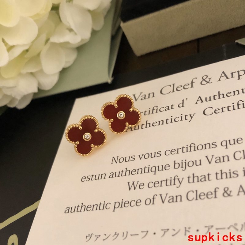 Side view of Van Cleef & Arpels unisex jewelry piece