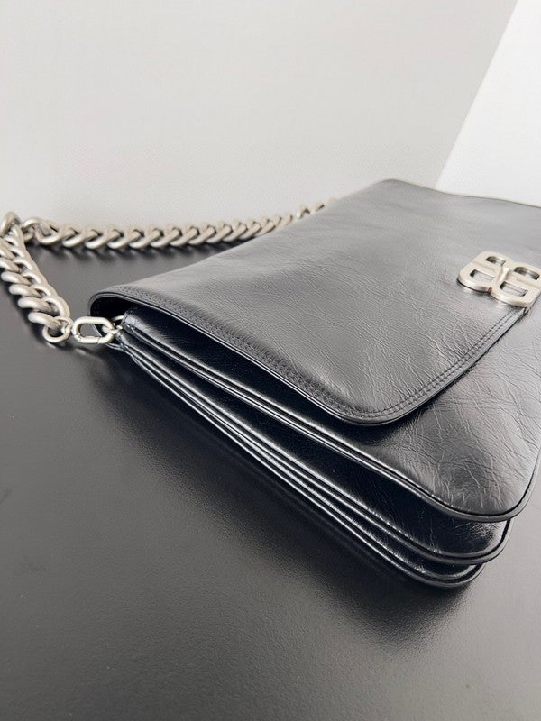 Zivas Charm Chic Craftsmanship Fashion Handbag (Timeless Wardrobe Addition) – Interior View