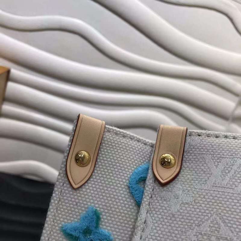Handle and strap detail of everyday-luxe polished women's handbag – women's statement bag