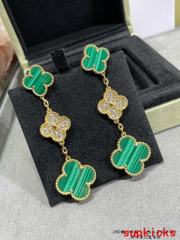 Angled view of Van Cleef & Arpels unisex jewelry piece
