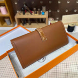 Fluid handbag styled for everyday wear