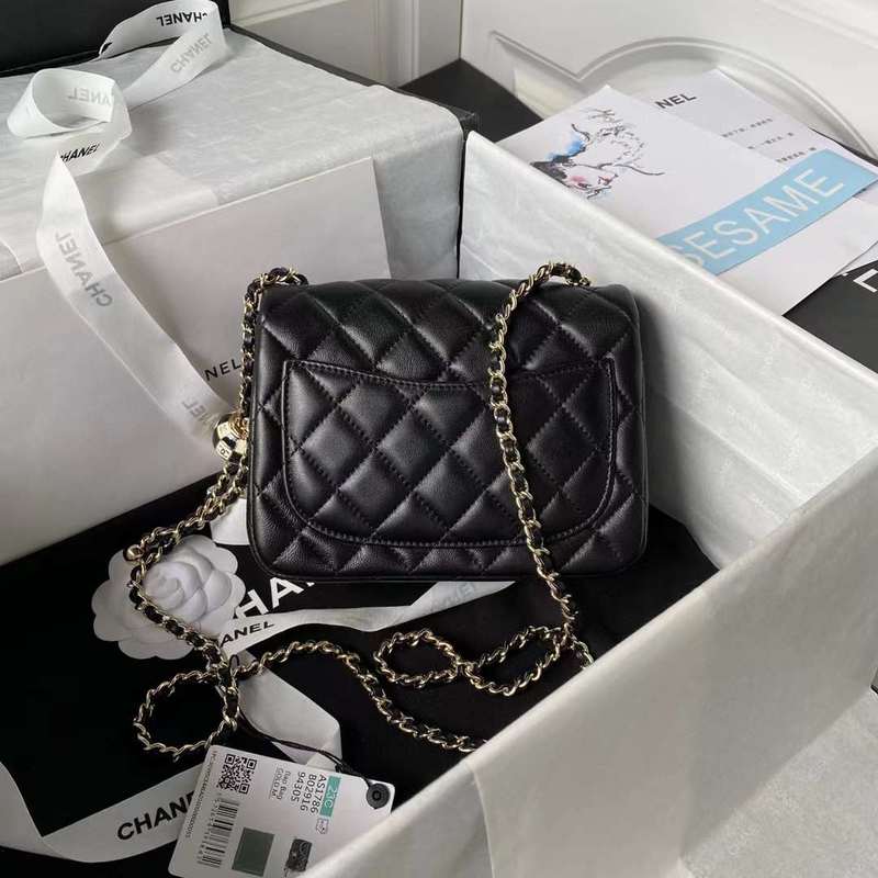 Zivas Charm Chic Craftsmanship Luxury Handbag (Refined Modern Silhouette) – Detail View