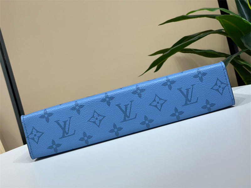  Streamlined handbag carried on shoulder