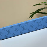  Streamlined handbag carried on shoulder