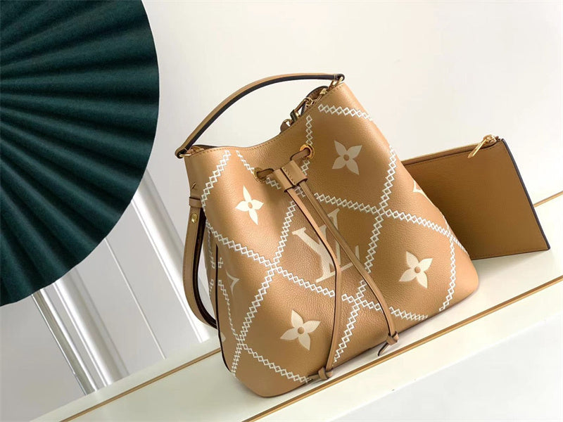  Minimalist handbag front view