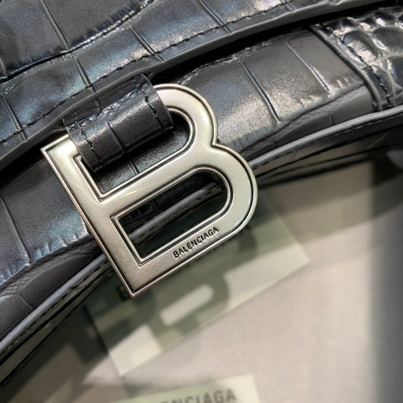 Statement Premium PU Leather Handbag - Everyday Elegance | Women's Everyday Carry Handbag #581 - hardware and detail close-up (image 5) of designer-inspired handbag